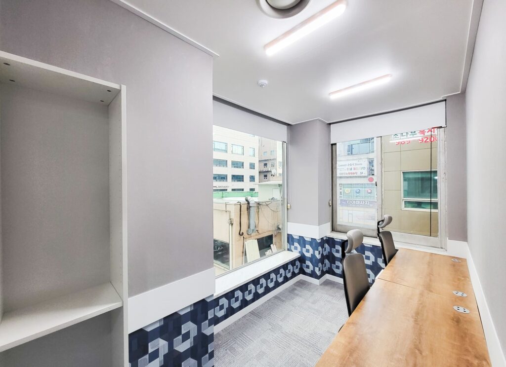 창가 2인 사무실